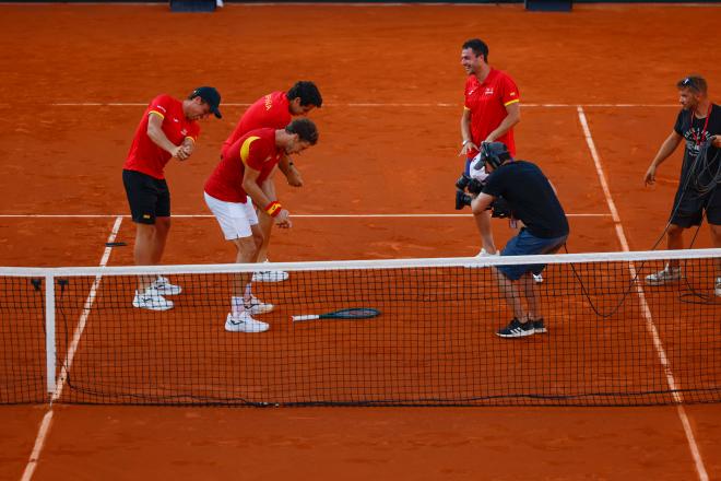 Los jugadores de España celebran la victoria ante Dinamarca en la Copa Davis (Foto: EFE).