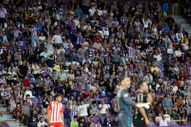 Afición del Real Valladolid ante el Almería.