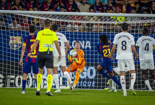 Julen Agirrezabala ante el Barça (Foto: VCF)