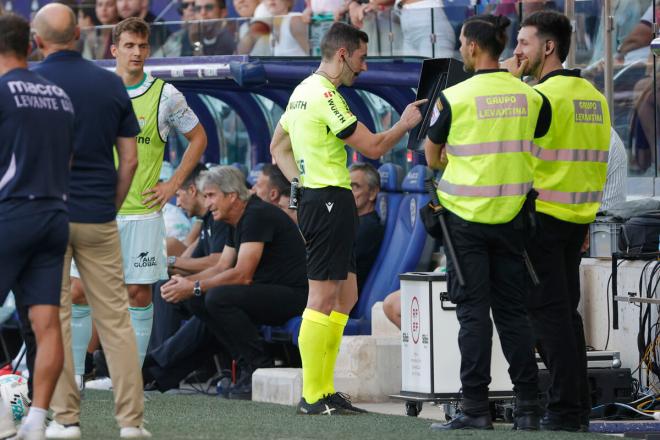 Muñiz Ruiz revisa en el VAR el gol de Altimira que fue anulado (Foto: EFE).