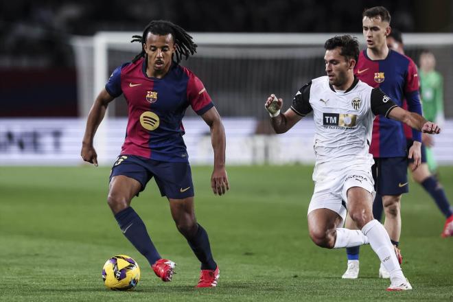 Koundé y Hugo Duro en un Barça-Valencia de la 24/25 (Europa Press)