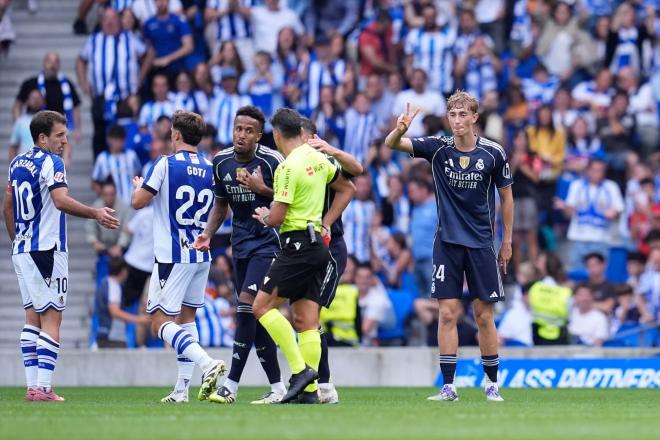Militao y Dean Huijsen protestando la decisión de Gil Manzano en el Real Sociedad - Real Madrid (E