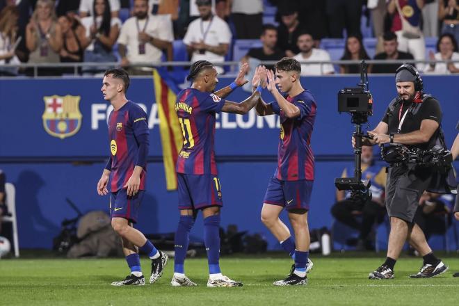 Raphinha y Ferran celebran uno de los goles del Barcelona (Europa Press)