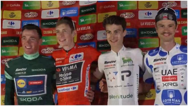 La fiesta improvisada de La Vuelta. (@LeGruppetto)