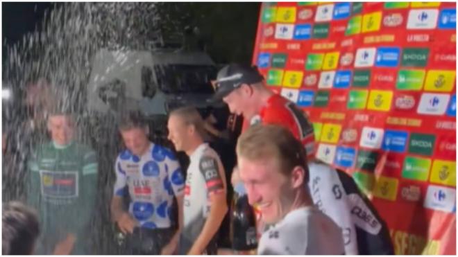 La fiesta improvisada de La Vuelta. (@LeGruppetto)