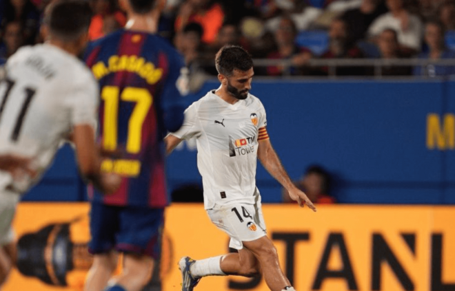 Gayà ante el FC Barcelona