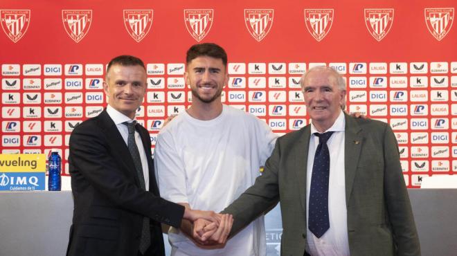 Jon Uriarte con Aymeric Laporte e Iribar en San Mamés (Foto: Athletic Club).