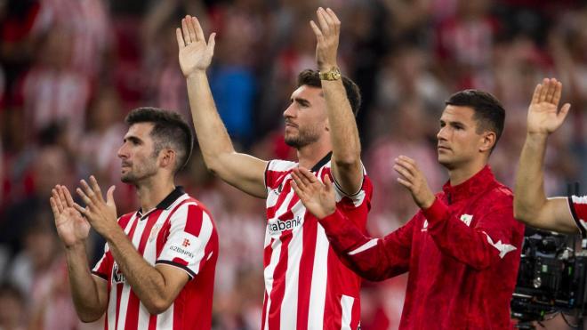 Aymeric Laporte, con el equipo ante la grada en San Mamés (Foto: Athletic Club).