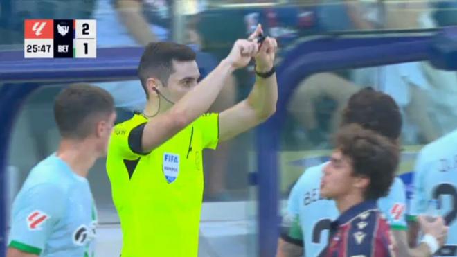 Muñiz Ruiz, anulando el gol de Altimira en el Levante - Betis.