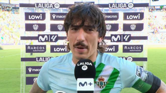 Héctor Bellerín, ante los micrófonos de MOVISTAR.
