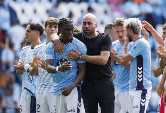 Claudio Giráldez abraza a Ilaix Moriba (Foto: LaLiga).
