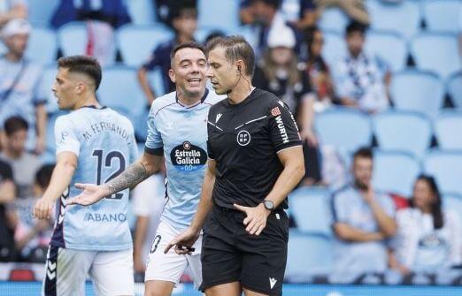 Iago Aspas protesta ante Cordero Vega (Foto: LaLiga).