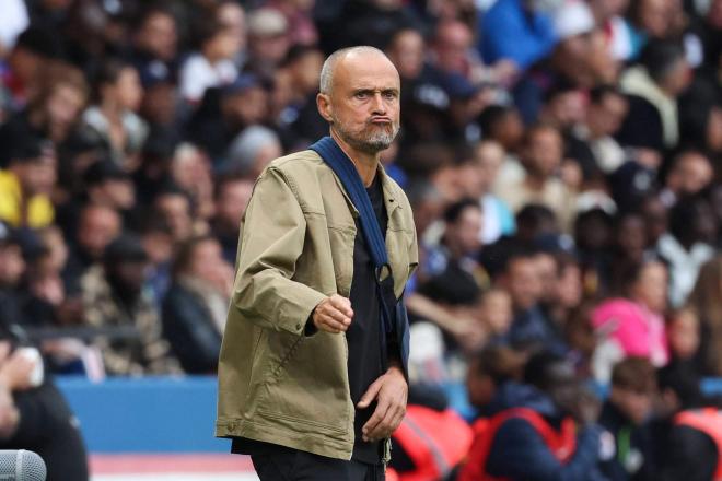 Luis Enrique dirige el encuentro del PSG ante el Lens. (Foto: Cordon Press)
