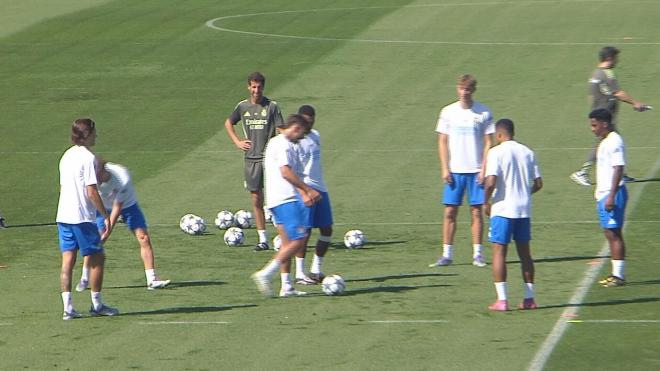 Rondo de varios jugadores del Real Madrid (Foto: ElDesamrque)