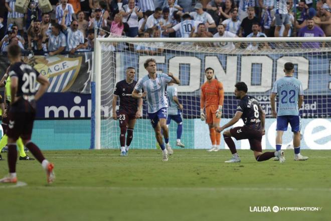 Adrián Niño celebra un gol del Málaga (FOTO: LALIGA).