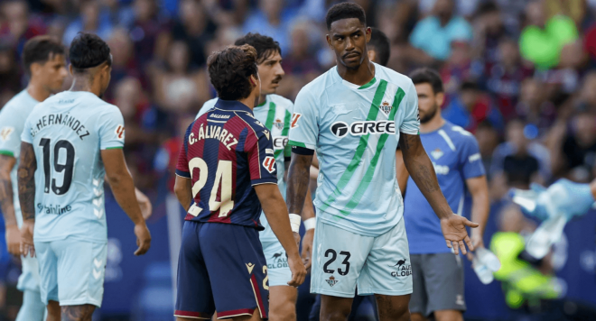 Junior Firpo y Carlos Álvarez discuten sobre el gol anulado. (Foto: LALIGA)
