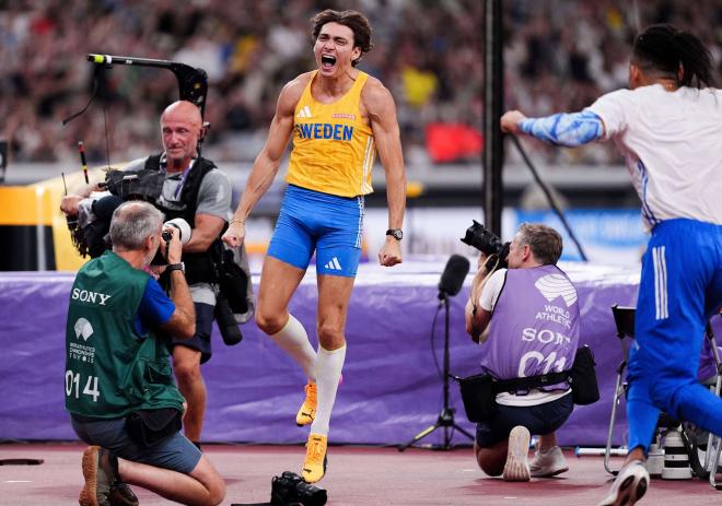 Armand Duplantis celebra su oro en los Mundiales de Tokio (FOTO: Cordón Press).