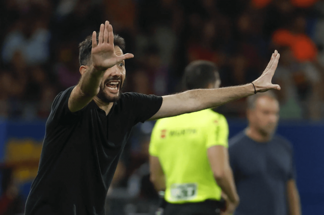 Carlos Corberán ante el FC Barcelona (Foto: EFE)