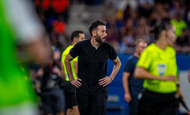 Carlos Corberán ante el FC Barcelona (Foto: Valencia CF)