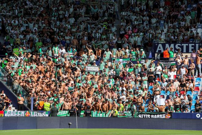La afición del Betis, al sol, en el Ciutat de València (Foto: AFP7/Europa Press).