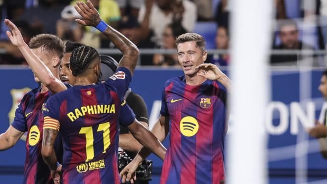 Raphinha y Lewandowski celebran un gol ante el Valencia (Foto: Europa Press)