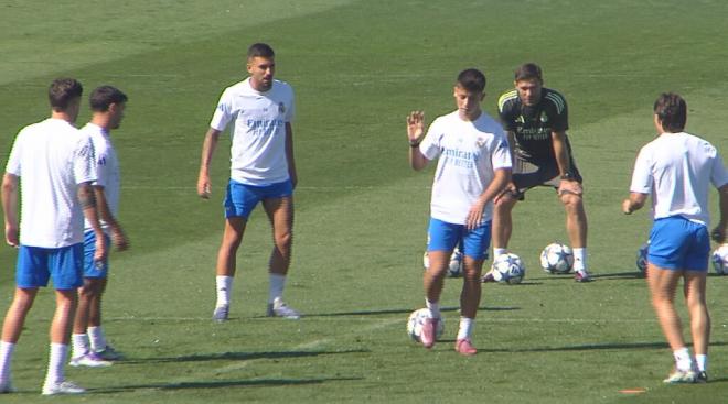 Guler bajo la mirada de Xabi Alonso (Foto: ElDesmarque)