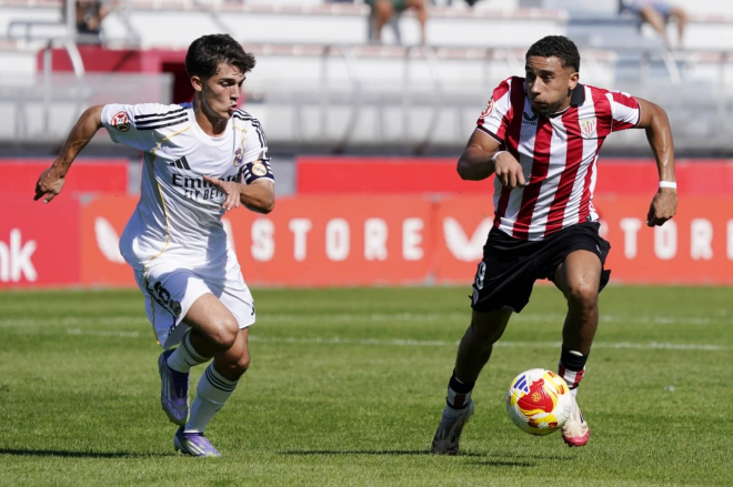 Manuel Ángel pugna con un cachorro en Lezama. (Foto: Athletic Club)