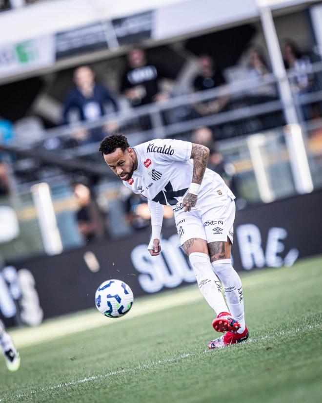 Neymar en un partido con el Santos (Redes Sociales)