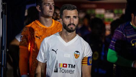 Gayà ante el FC Barcelona (Foto: Valencia CF)