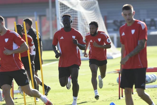 Akor Adams y Chidera Ejuke, entrenándose con el grupo (Foto: Kiko Hurtado).