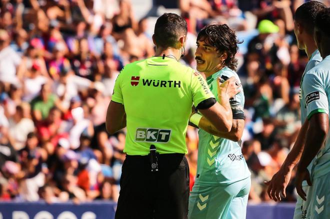 Héctor Bellerín protesta a Muñiz Ruiz en el Levante-Betis (Foto: Cordon Press).