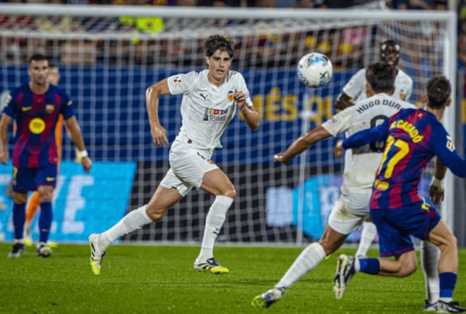 Javi Guerra ante el FC Barcelona