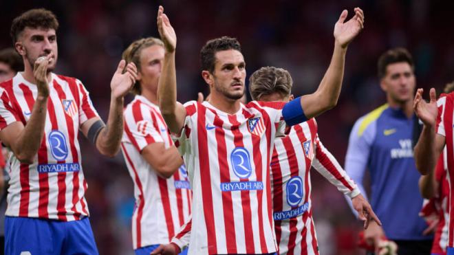 Koke dirigiéndose a la afición (Cordon Press)