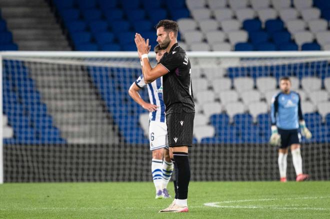 Leo Baptistao aplaude durante el Real Sociedad B-Almería (Foto: LALIGA).