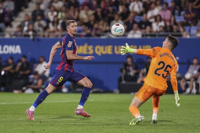 Lewandowski, del Barcelona, bate a Julen Agirrezabala