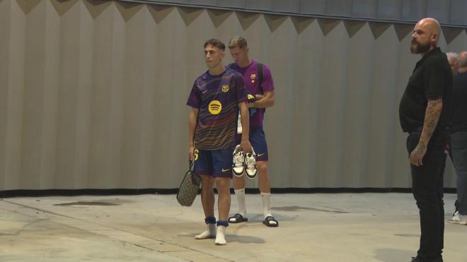 Los jugadores del Barça salen de Johan Cruyff sin ducharse