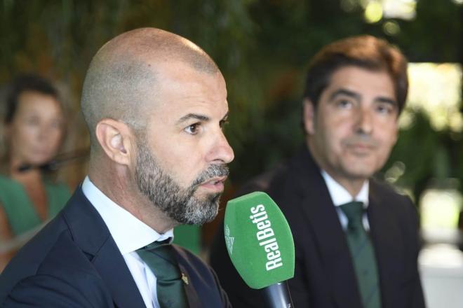 Ángel Haro y Manu Fajardo, en la presentación de Amrabat (Foto: Kiko Hurtado).