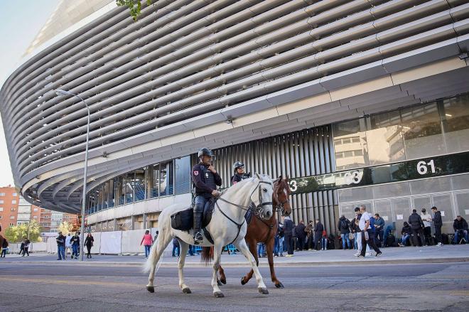 Varios policías alrededor del Santiago Bernabéu (Foto: Cordon Press)