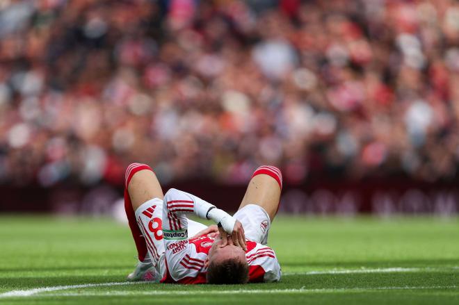 Martín Odegaard cae lesionado con el Arsenal. (Foto: Cordon Press)