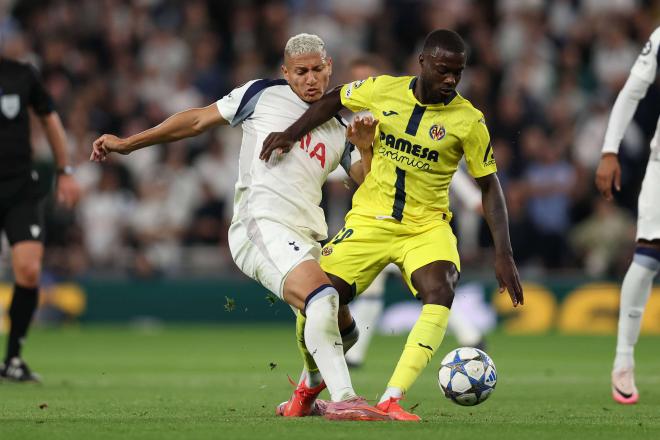 Nicolás Pépé disputa un balón con Richarlison en el Totttenham-Villarreal (FOTO: Cordón Press)