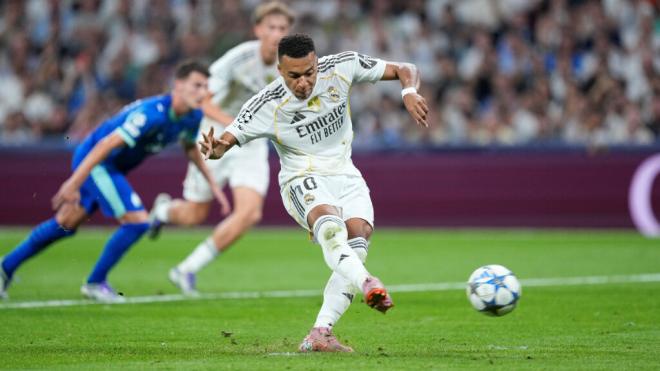 Kylian Mbappé ejecuta un penalti contra el Marsella (Europa Press)