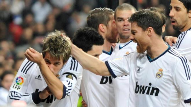 Xabi Alonso y Fabio Coentrao celebran un gol con el Real Madrid (Foto: Cordon Press)