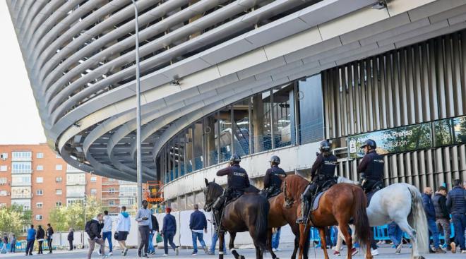 Dispositivo de seguridad en el Bernabéu (Foto: Cordon Press)