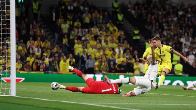 Luiz Júnior tuvo un error garrafal al marcarse un gol en propia ante el Tottenham (foto: cordon Press)