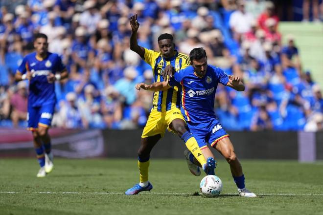 Rahim y Juan Iglesias pelean un balón en el Getafe-Real Oviedo (Foto: Europa Press).