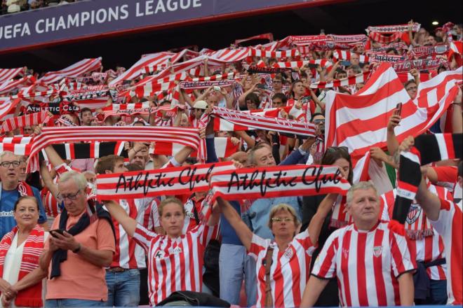 La grada anima ante el Arsenal en Champions en San Mamés (Foto: Giovanni Batista)