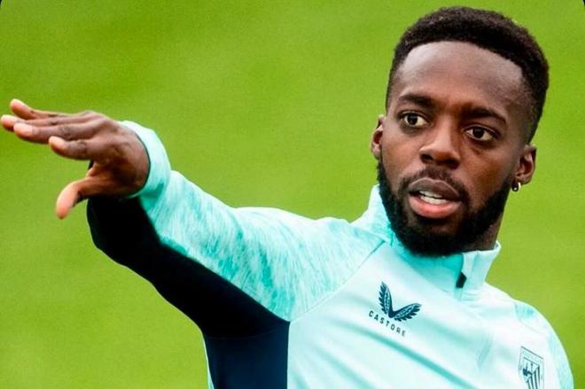 Iñaki Williams habla con sus compañeros en un entrenamiento en Lezama (Foto: Athletic Club).