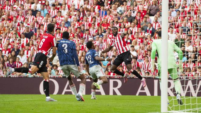 Iñaki Williams remata de cabeza ante el Arsenal, en Champions, en San Mamés (Foto: Athletic Club).