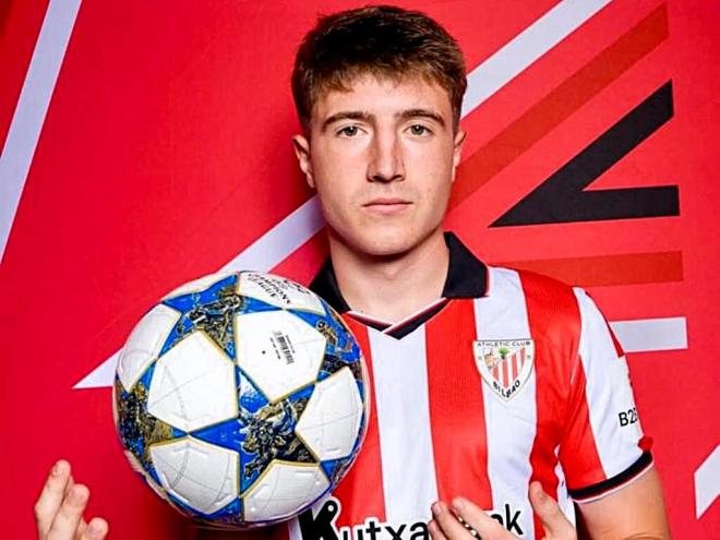 Mikel Jauregizar posa con el balón de la Champions (Foto: Athletic Club).