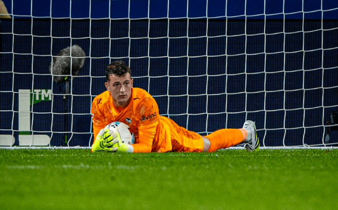 Julen Agirrezabala ante el FC Barcelona (Foto: Valencia CF)